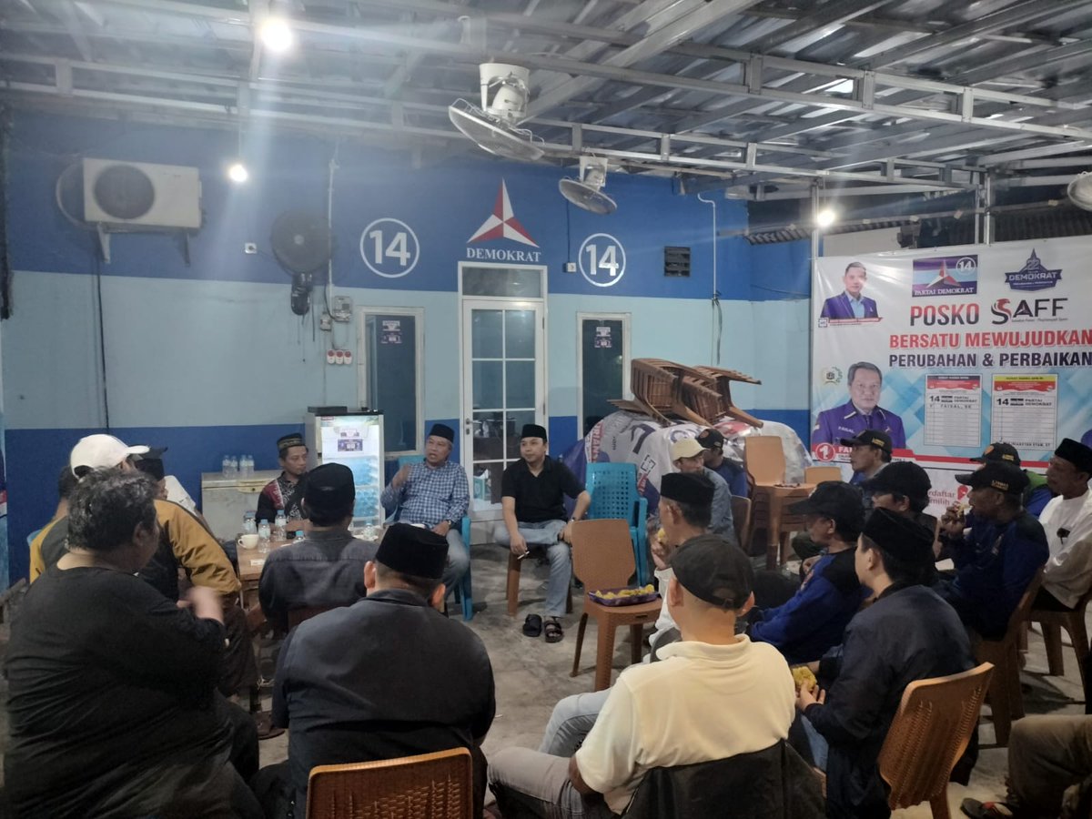 Makan bareng, kumpul dan menjalani politik tanpa kening berkerut selalu terpancar di posko SAFF. Bersama anggota DPRD DKI Jakarta, <a href="/FaisalLuba/">Don - Luba</a> dan bacaleg DPR RI <a href="/FhajrianST/">Fhajriansyah Syam</a>, menikmati malam di tengah-tengah rakyat bersama RW dan Rt, linmas Rawa Gabus, Kapuk.
#DemokratS14P