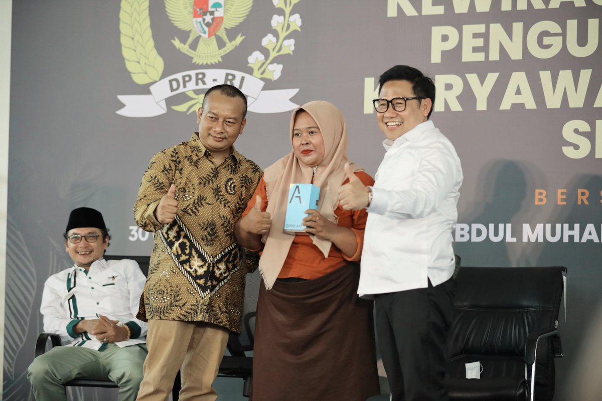 Panjang umur kretek Indonesia...

Diskusi kewirausahaan pengusaha dan karyawan rokok SKT bersama #gusimin di IndoKretek Malang.