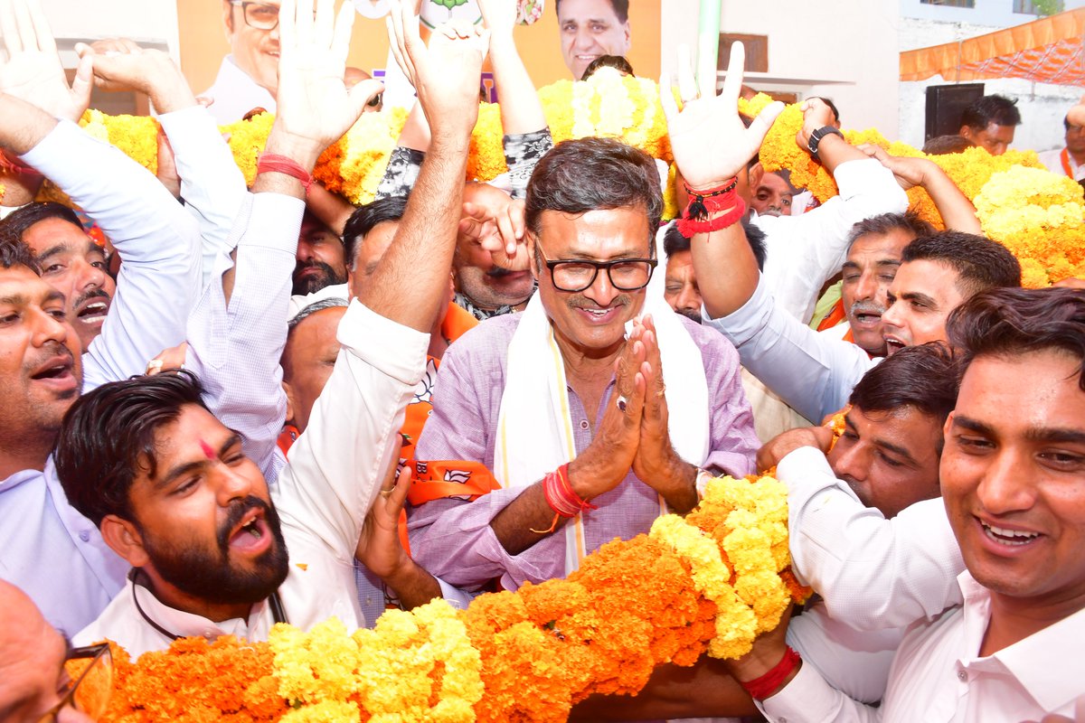 Rajendra4BJP's tweet photo. अब हर तरफ विकास की बात होगी।
प्रचंड बहुमत से भाजपा की सरकार होगी। 

चूरू से भाजपा प्रत्याशी हरलाल सहारण जी के कार्यालय उद्घाटन कार्यक्रम में सम्मिलित हुआ। कार्यक्रम में बड़ी संख्या में पहुंचे जनता जर्नादन और उनके अटूट विश्वास ने यह सिद्ध कर दिया है कि प्रदेश में हर तरफ सिर्फ कमल ही खिलेगा।  

#आ_रही_है_भाजपा #Vote4BJP @BJP4India  @BJP4Rajasthan