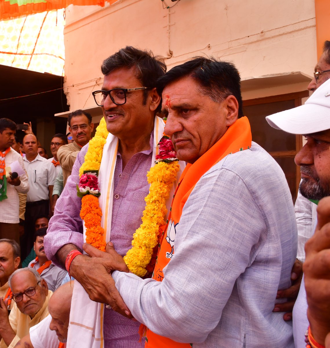 Rajendra4BJP's tweet photo. अब हर तरफ विकास की बात होगी।
प्रचंड बहुमत से भाजपा की सरकार होगी। 

चूरू से भाजपा प्रत्याशी हरलाल सहारण जी के कार्यालय उद्घाटन कार्यक्रम में सम्मिलित हुआ। कार्यक्रम में बड़ी संख्या में पहुंचे जनता जर्नादन और उनके अटूट विश्वास ने यह सिद्ध कर दिया है कि प्रदेश में हर तरफ सिर्फ कमल ही खिलेगा।  

#आ_रही_है_भाजपा #Vote4BJP @BJP4India  @BJP4Rajasthan