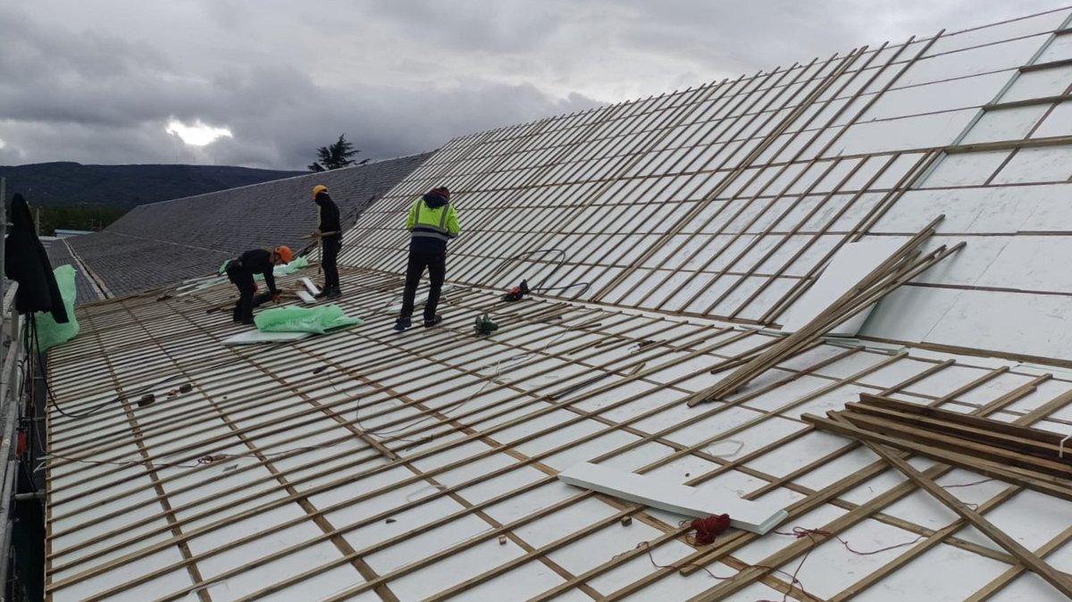 _CUFA_'s tweet photo. #AISLAMIENTO// ❄️ Instalación del aislamiento térmico en esta cubierta de #pizarra. 

🏡 ¿Quieres rehabilitar la cubierta de tu casa o edificio?
👷‍♀️👷‍♂️📞 988320844 - cufa@cufa.es 

https://t.co/euG05HfTK0

#pizarra #colocadores #aislantes #cubiertas #aislamientos https://t.co/ICoGG6MJl3
