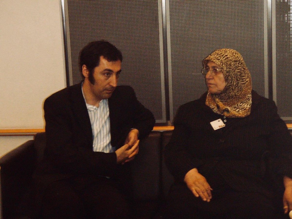 Vor einem Jahr ist die Friedensbotschafterin Mevlüde Genç im Alter von 79 Jahren gestorben. Sie fehlt. Beim rassistischen Brandanschlag von #Solingen vor 30 Jahren wurden ihr die Liebsten genommen, aber sie rief zu Versöhnung auf. Nur içinde yat Mevlüde anne.