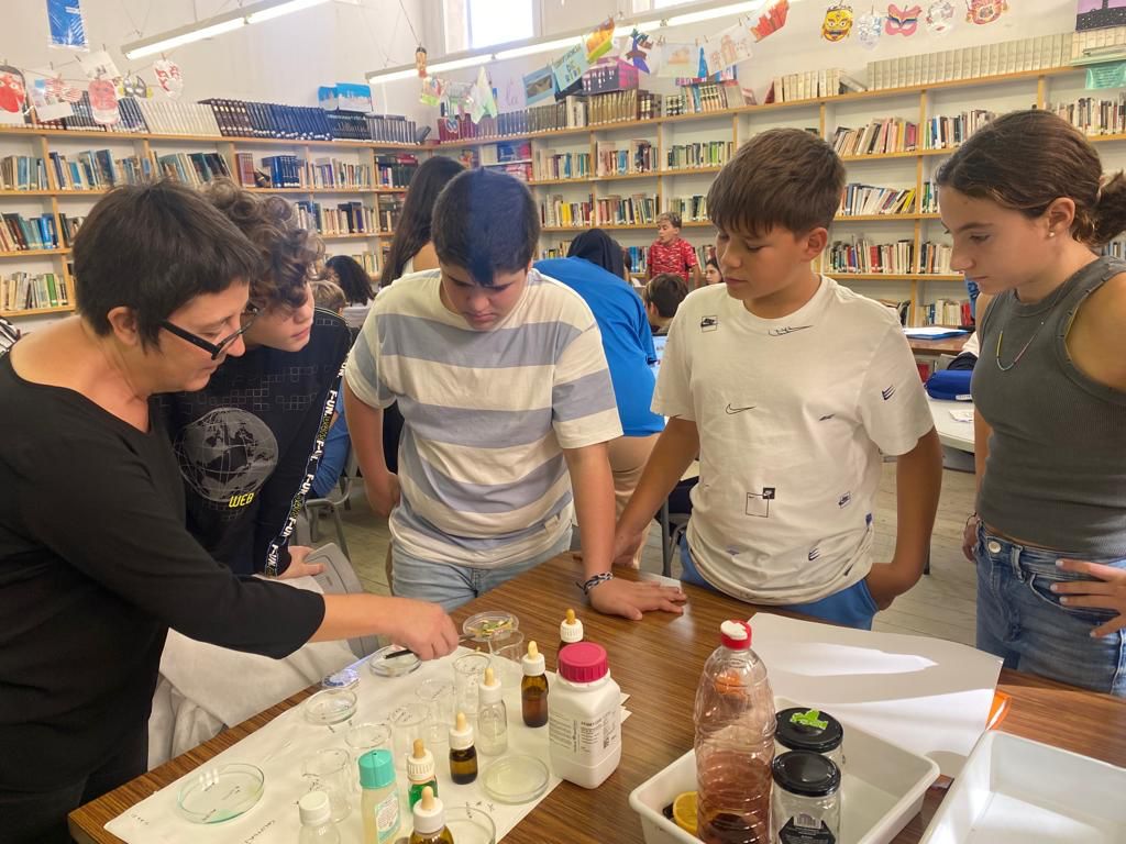 insmariustorres's tweet photo. Al projecte de 1r d'ESO, "Del riu al mar", seguim treballant i comprovant el PH de diferents productes! 🔬
.
#projectes #1rdeso #delriualmar #INSmàriustorres #institutmàriustorres https://t.co/ve3xxiF2SI