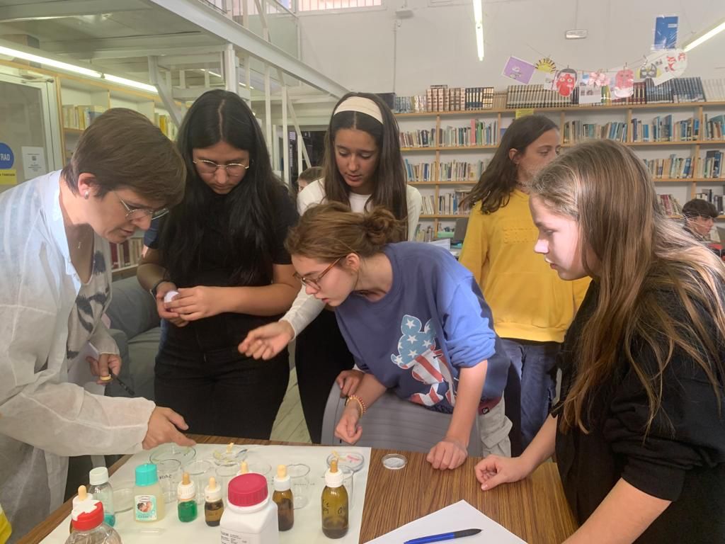 insmariustorres's tweet photo. Al projecte de 1r d'ESO, "Del riu al mar", seguim treballant i comprovant el PH de diferents productes! 🔬
.
#projectes #1rdeso #delriualmar #INSmàriustorres #institutmàriustorres https://t.co/ve3xxiF2SI