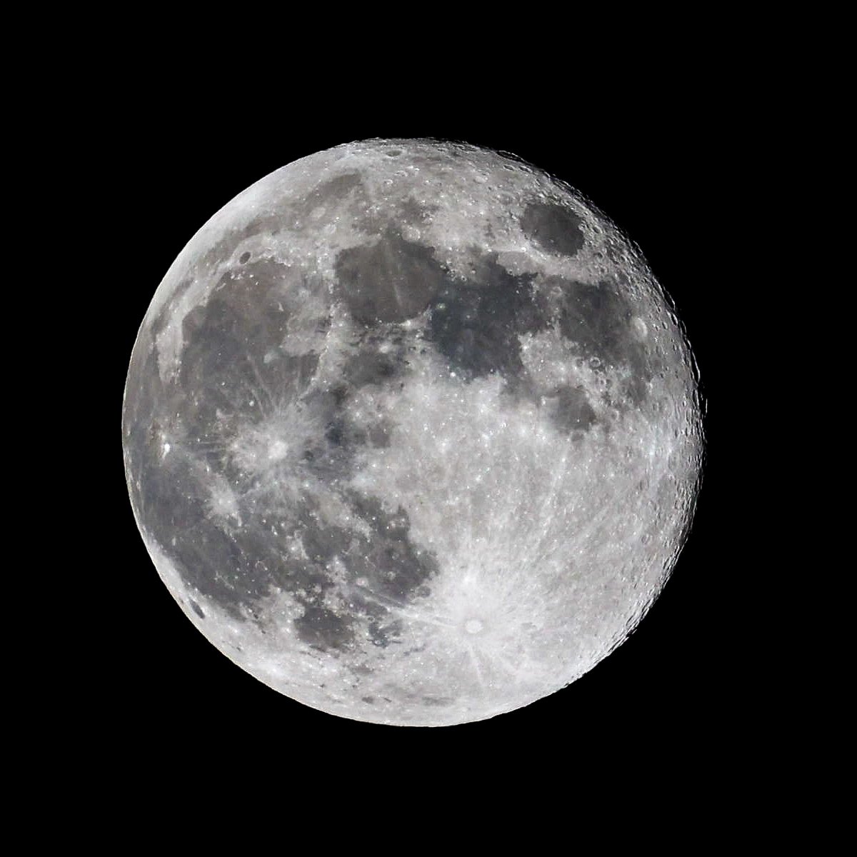 Last night's moon shot with my @CanonUKandIE R6 and @SigmaImagingUK 150-600, handheld in my back garden. #moon #FullMoon @ThePhotoHour