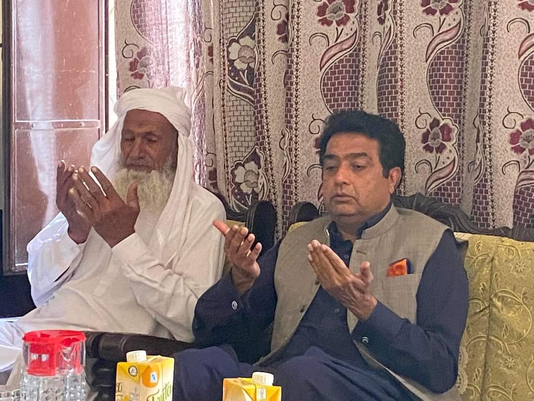 NadeemKaira1's tweet photo. ڈھو میں چوہدری نعمان کے والد محترم کی وفات کا پتہ چلا تو انکے گھر جاکر اہلخانہ سے اظہار تعزیت کیا اور مرحوم کی بلندی درجات کیلئے فاتحہ خوانی کی۔
@BBhuttoZardari
@BakhtawarBZ
@AseefaBZ
@FaryalTalpurPk
@GorayaAftab
@KasimGillani
#PP33 #NA65 #Kaira #Condolances https://t.co/x9yHAyG8XU
