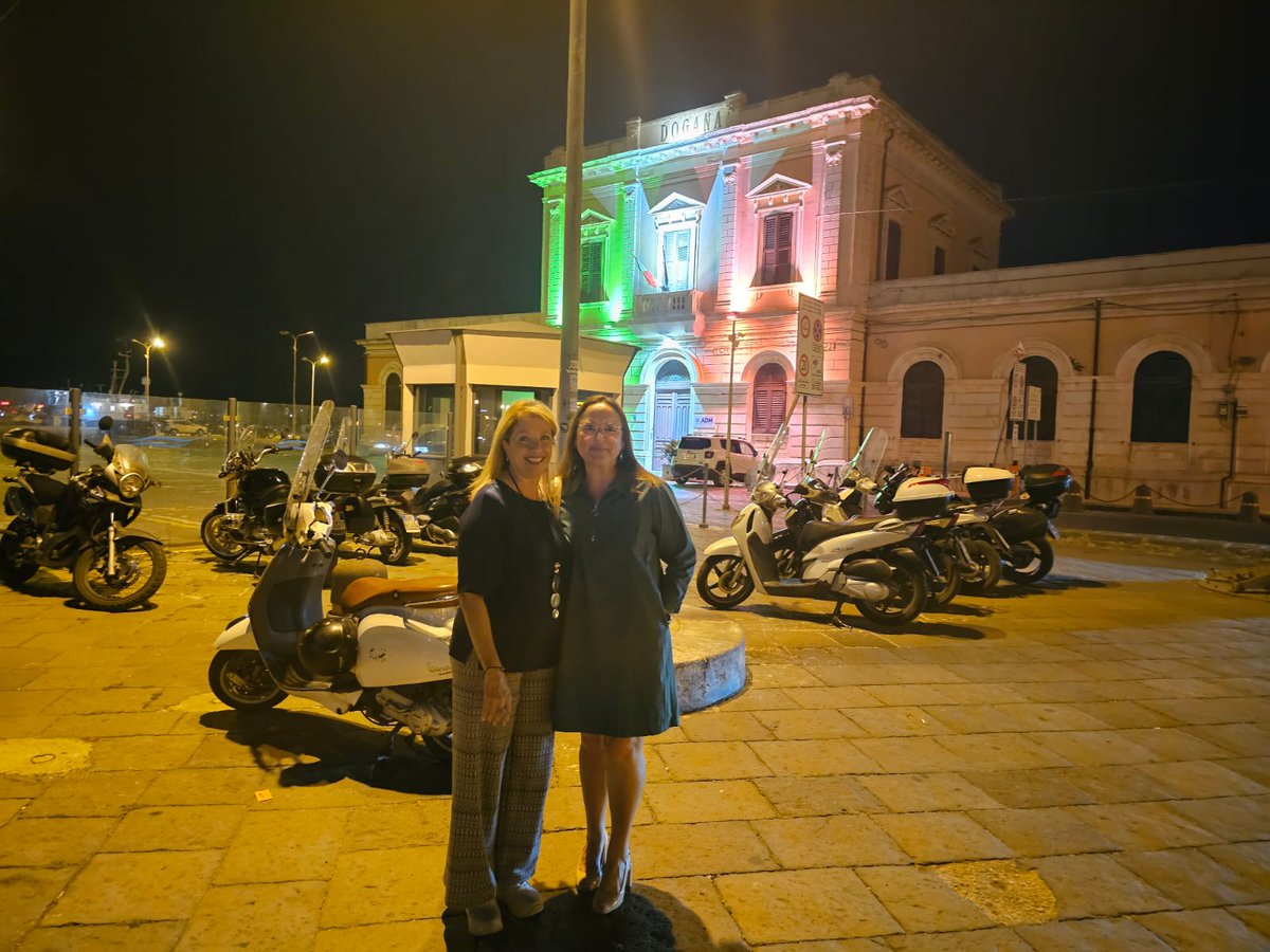nataliaFLE2016's tweet photo. Gracias a los participantes en los talleres #ELE en #Siracusa Gracias al 8 I.I.S.S. "M.F.QUINTILIANO, a todos sus profes🥰🥰,  @TizianaSergi ❤️, a @Edinumen, @Alvaro_Sesmilo 😍, @spanishinVLL 💜🤍💜, @valdecuevas y @alimentosVALL 😋
Esto es solo el principio... 😉
¡Hasta el 2024! https://t.co/DD4OV0kiJB