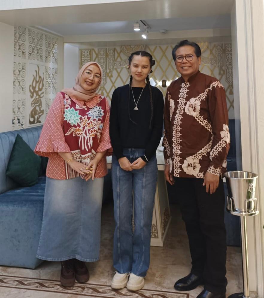 fadjroeL's tweet photo. With Raushan Kudaibergen at #DaididauRestaurant owned by @dimash_official in front of #Baiterek the downtown of Astana, capital city of Kazakhstan. Raushan is the sister of Dimash. My attire is Batik-Kazakh, Indonesian's batik with Kazakh motives. All cuisines are delicious and the restaurant is decorated with Kazakh's traditional ornament, the service reflect hospitality and kindness of Kazakhstani. Thank you so much for displaying SASANDO, Indonesian traditional music instrument from Flores ~ #DubesRIKazakhstanTajikistan #IniDiplomasi #RintisKemajuan @Kemlu_RI #30YearsIndonesiaKazakhstan @MFA_KZ #Kazakhstan @nursultan_kbri #SisterCityNusantaraAstana @ikn_id #30YearsIndonesiaTajikistan #KBRIAstanaTheServingEmbassy @PEDOMAN_id #BungFADJROEL #Indonesia #Kazakhstan @DearsIndonesia