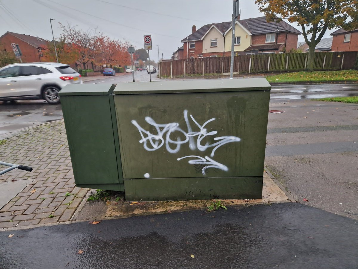 Clean_Leeds's tweet photo. Some more unsightly #AntiSocialBehaviour being dealt with by Ryan in the #LS10 & #LS11 areas of #Leeds helping to make these areas that bit better 1 #tag at a time
#teamleeds #thnkyou @LeedsCC_News @LeedsCC_People @James_A_Rogers #community #LoveWhereYouLive #ALAW https://t.co/cI25pZPDH0