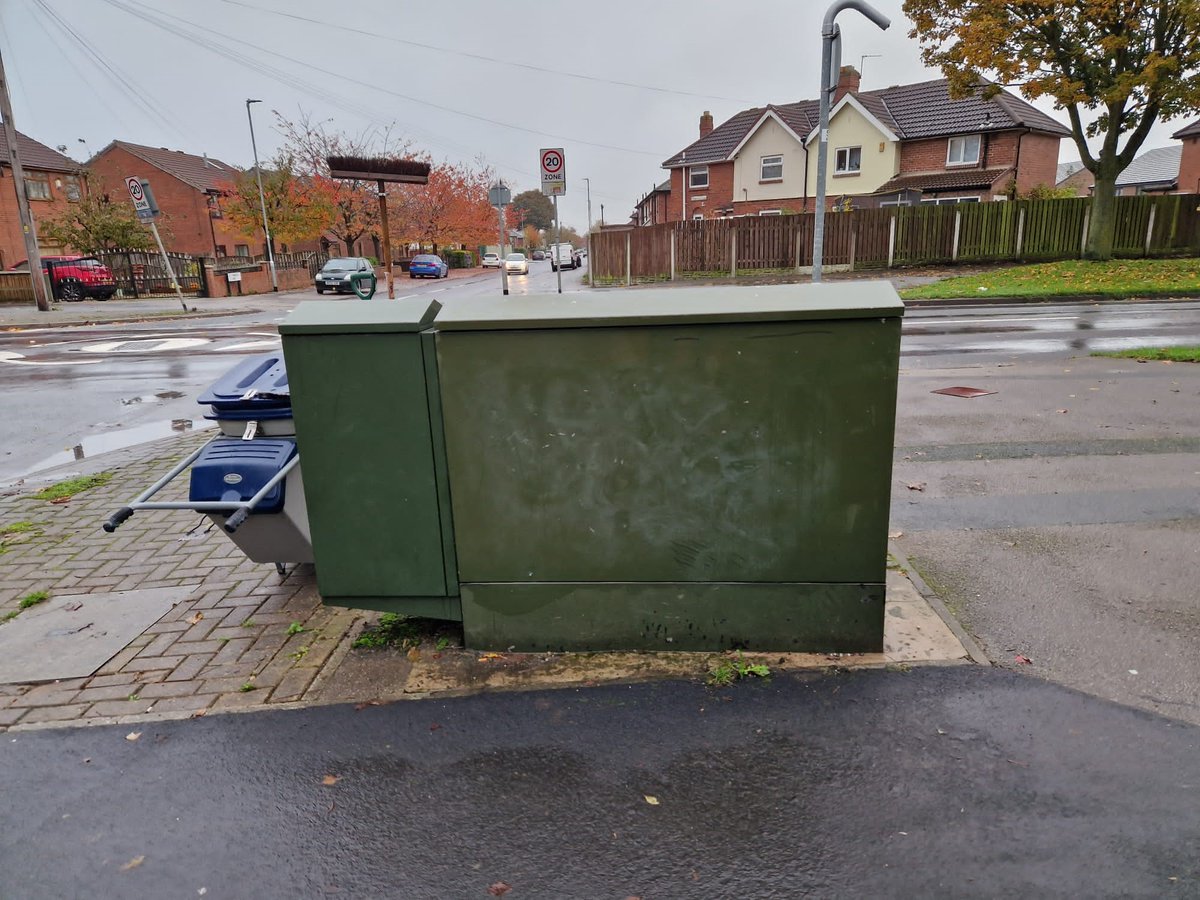 Clean_Leeds's tweet photo. Some more unsightly #AntiSocialBehaviour being dealt with by Ryan in the #LS10 & #LS11 areas of #Leeds helping to make these areas that bit better 1 #tag at a time
#teamleeds #thnkyou @LeedsCC_News @LeedsCC_People @James_A_Rogers #community #LoveWhereYouLive #ALAW https://t.co/cI25pZPDH0