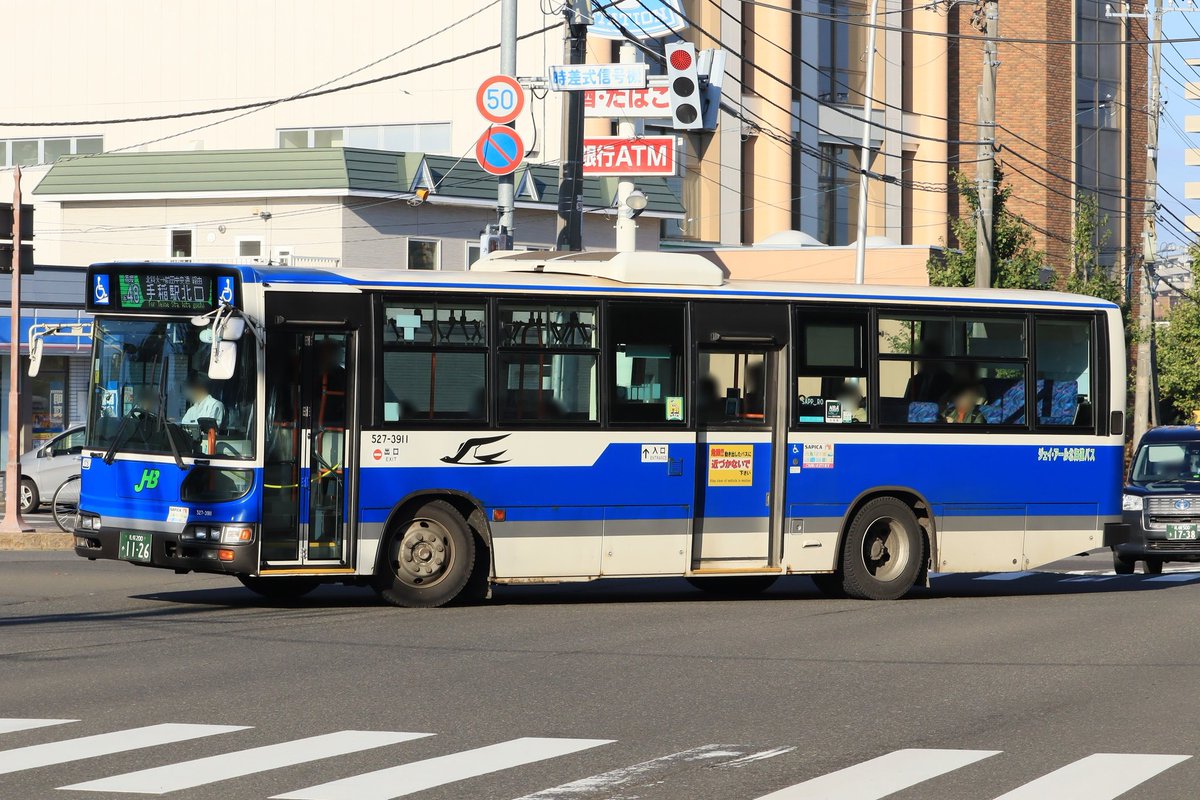〜朝練〜

朝ラッシュを撮影。太陽が低くなり、影が被ってしまったのが残念ですが、フルカラーLEDの車両を撮れたので良かったです。今日は新たに6台のフルカラーLEDへの交換を確認。