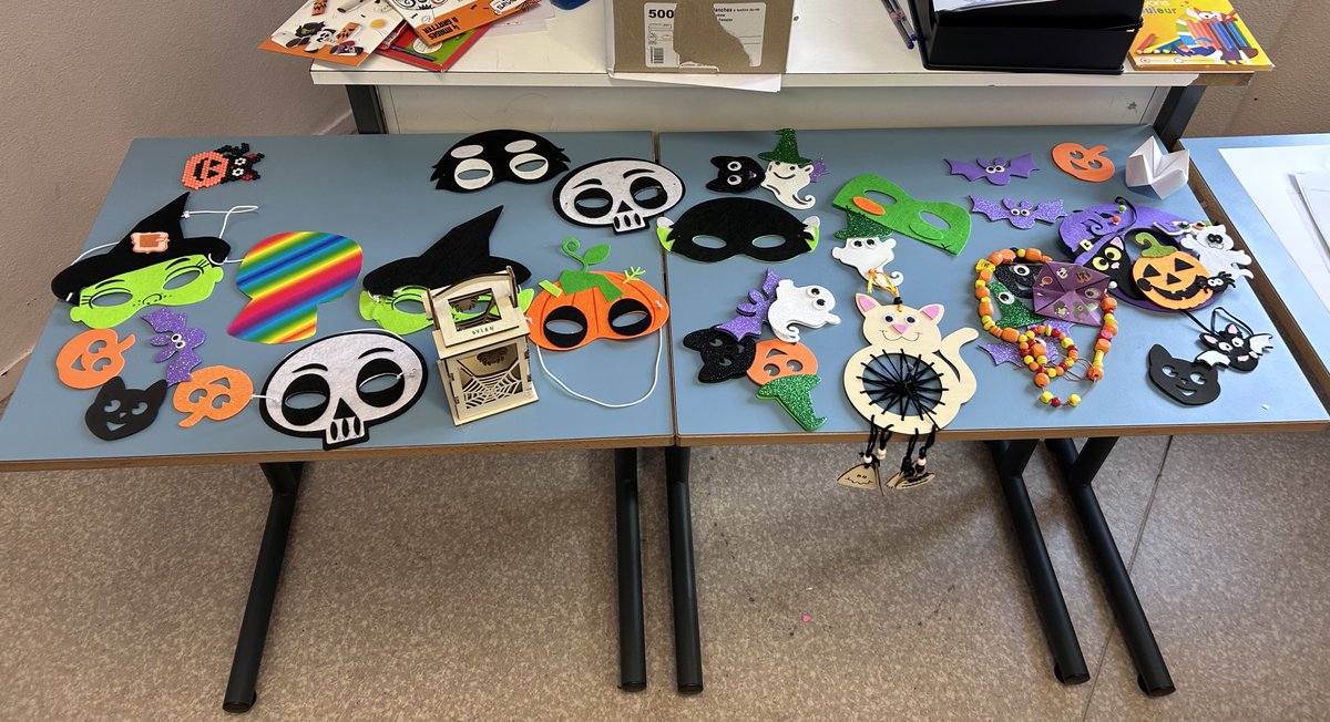 clgronsard87's tweet photo. Et Halloween s'est aussi invité à Ronsard! Les élèves ont réalisé, encadrés par les AED des décorations pour Halloween une école ouverte effrayante! https://t.co/Q6SQDo5P1w