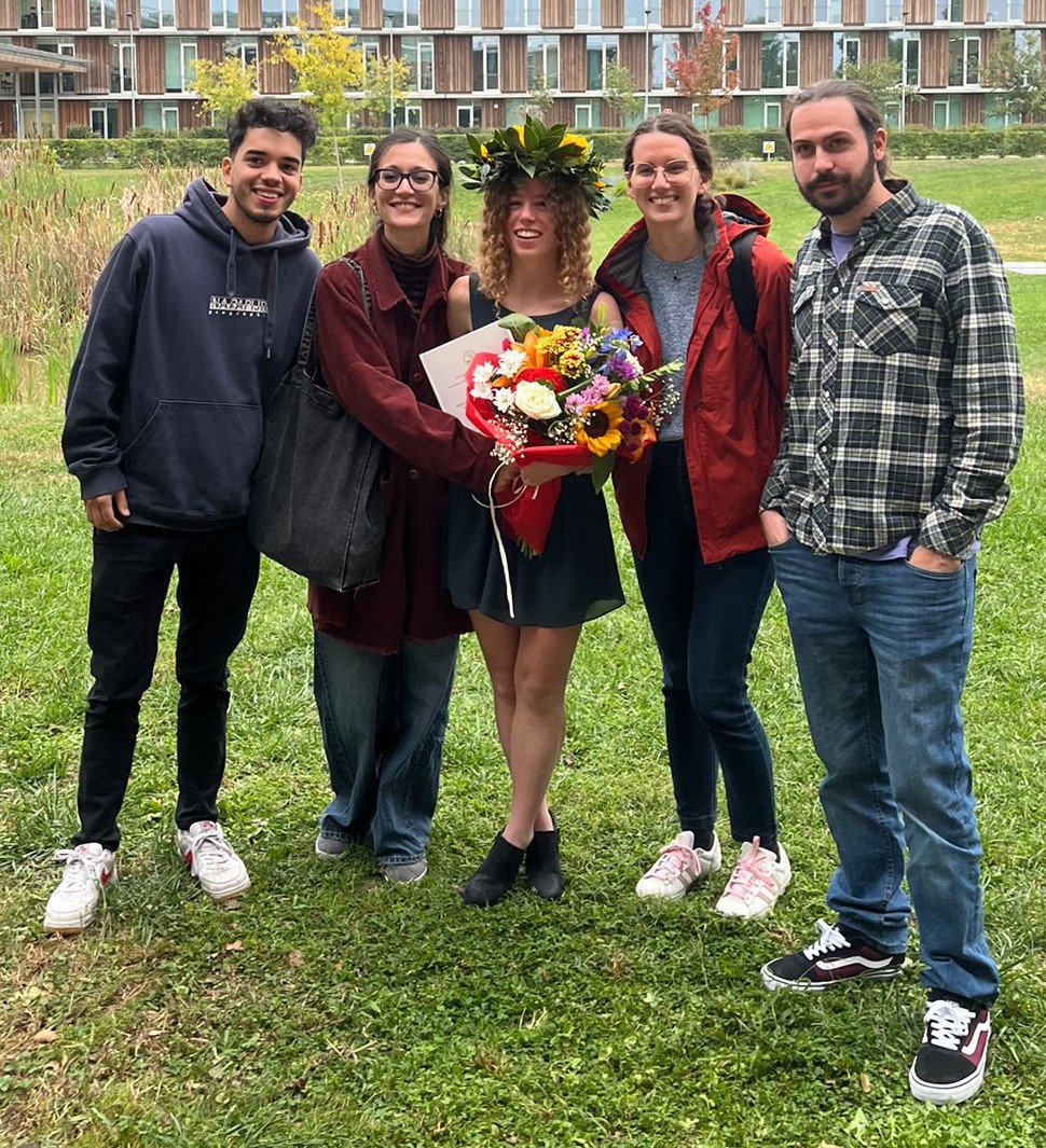 NeOnLab_'s tweet image. 🎓 2 graduations in 2 weeks from our lab in @SanMartino_Ge! 🎓 Our master&apos;s students in biotechnology made us proud. @irene__s shined at @LaStatale, Milan, while @GiorbasGarcia excelled at @UniGenova. We can&apos;t wait to see what they&apos;ll accomplish next! 🧪🔬 #ProudLab #biotech