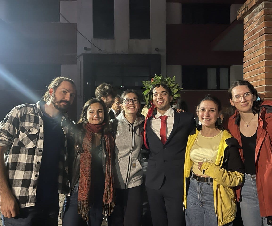 NeOnLab_'s tweet image. 🎓 2 graduations in 2 weeks from our lab in @SanMartino_Ge! 🎓 Our master&apos;s students in biotechnology made us proud. @irene__s shined at @LaStatale, Milan, while @GiorbasGarcia excelled at @UniGenova. We can&apos;t wait to see what they&apos;ll accomplish next! 🧪🔬 #ProudLab #biotech