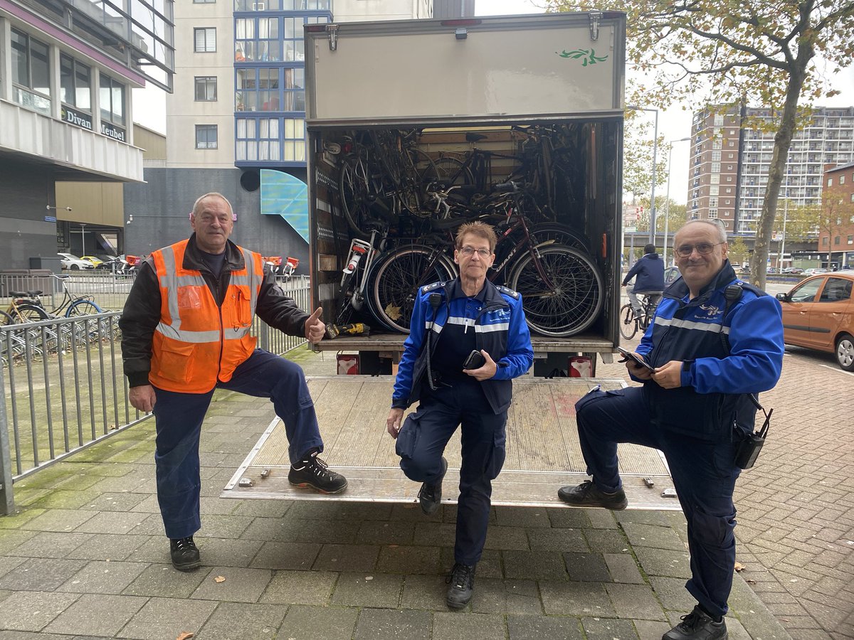 Handhaving_010's tweet photo. Collega’s WijkBeheer hebben vandaag samen met #Magis010 fietsen verwijderd uit de wijken #Charlois #Feijenoord. Bent u uw fiets kwijt? Kijk op https://t.co/V3BdEbuh6Y › fietspunt. U kunt uw fiets zonder afspraak ophalen aan de Koperstraat 23 #Rotterdam ^OS https://t.co/mEAdShDswv