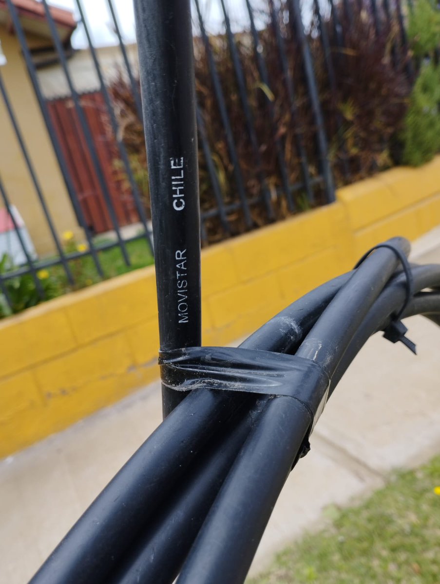 omanriquez's tweet photo. @anggie_arl @MovistarChile @AyudaMovistarCL Estimados @MovistarChile @AyudaMovistarCL ya que aún no recibí respuesta, adjunto imagen del cable colgando en el poste, fuera de mi casa, es de vuestra propiedad. Favor responder a la brevedad https://t.co/dDvnmWjZQF
