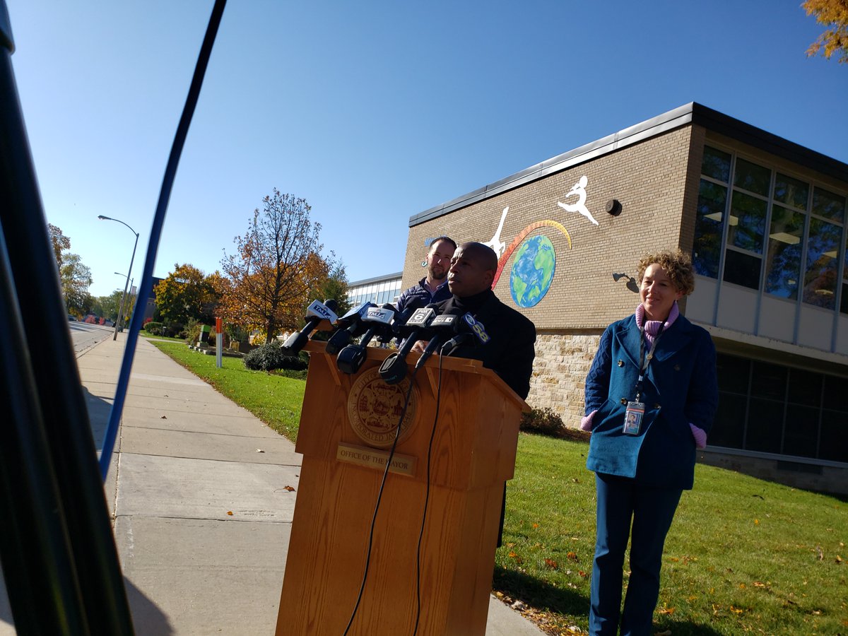 A new raised crosswalk outside Parkside School is adding to pedestrian safety, particularly for young @MilwaukeeMPS students. Thanks @GovEvers for allocating ARPA funds to the effort.