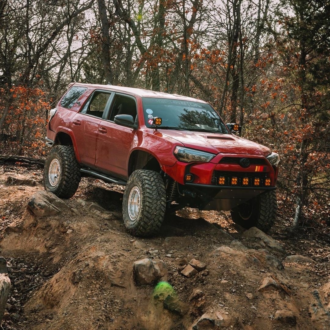Long travel 4Runner with 37-inch #TrailGrapplers sitting proper. 🤌