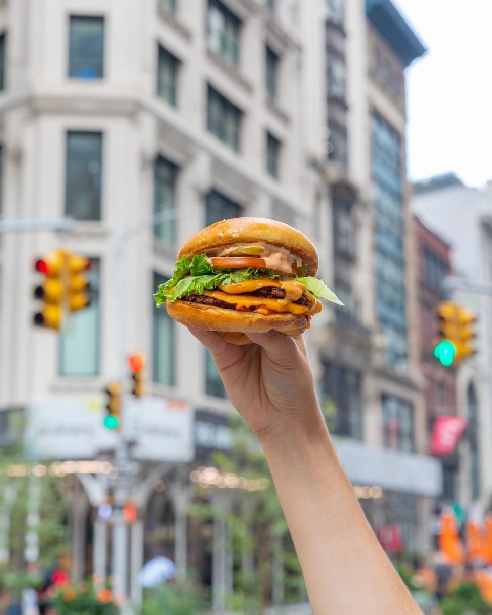 📸: @plntburger As we celebrate our 20th anniversary, we can’t help but wonder…what will the next 20 years look like for Meatless Monday? Click the link below to see the companies working towards a tastier and more sustainable future of food.: ow.ly/xVzk50Q0g1C