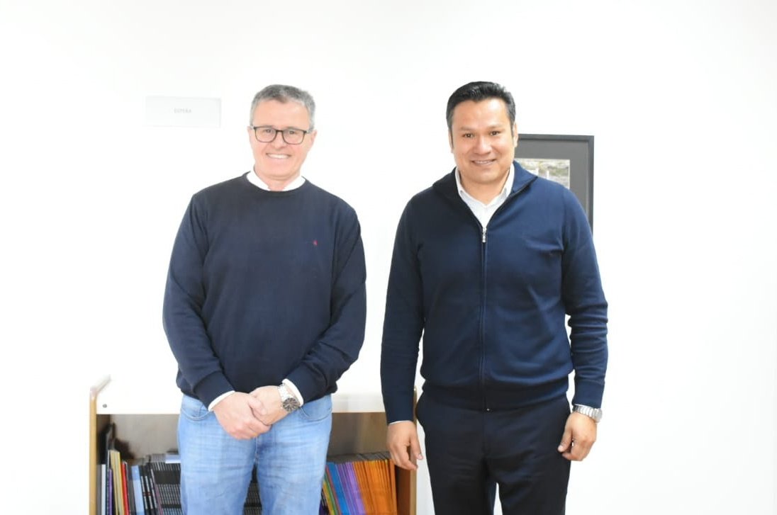 OLlancafilo's tweet photo. #Ahora en #PlazaHuincul nos reunimos junto al intendente Claudio Larraza con todas las áreas y equipos del #MinisterioGobiernoEducación y el #Municipio para fortalecer agenda compartida hacia adelante, escuchar y resolver situaciones planteadas.
#EsEnEquipo https://t.co/E3OhqZdSl9
