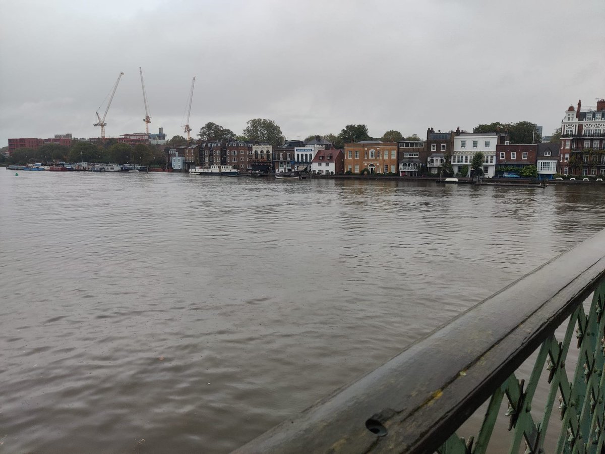 Last month was nearly 1°C warmer than 1991-2020 September average. Now flooding in Chiswick and more storms forecast #ClimateEmergency Be the change - get campaigning lcc.org.uk/news/lcc-commu…