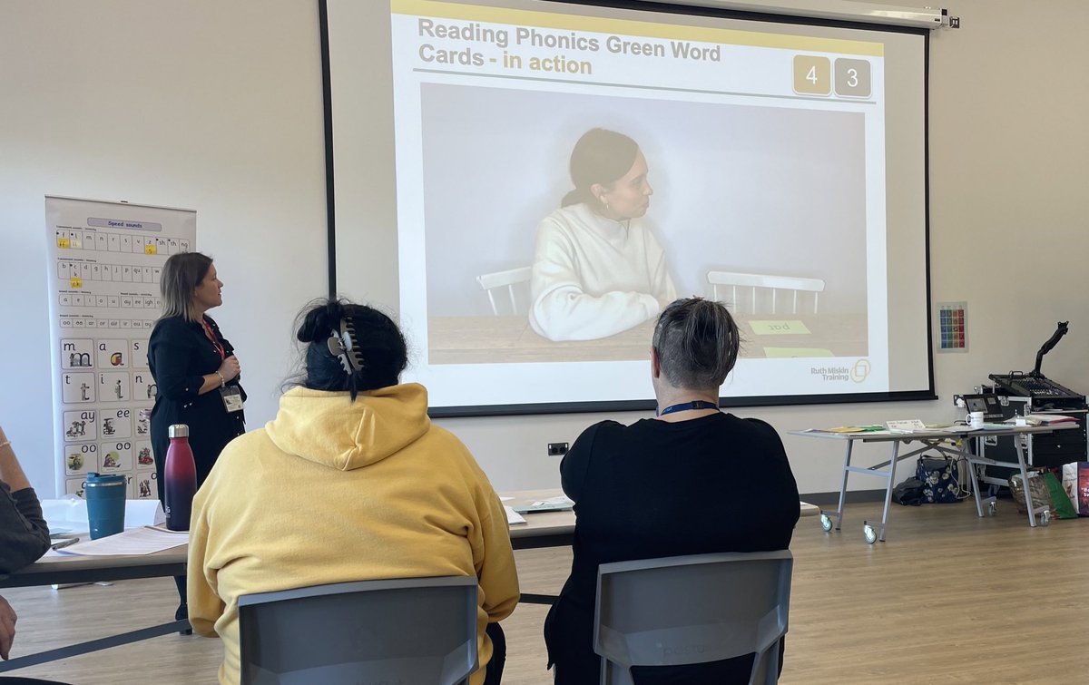 HamiltonSchool4's tweet photo. Read Write Ink - Fresh Start training completed! 👍
Thank you to @OakTreeSchool1 for hosting!
#RWI
#Freshstart
#improvingreading https://t.co/HFM301FeTZ