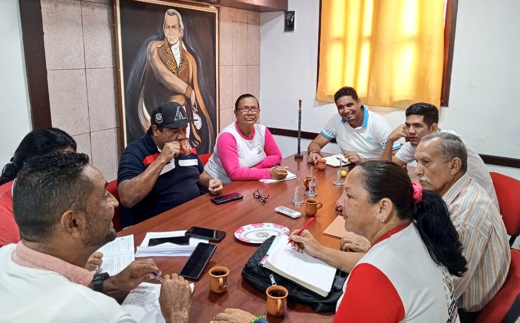 CMPazCastillo's tweet photo. Concejales y concejalas se reunieron en comisión de mesa N° 25, dónde trataron temas de importancia para el desarrollo y bienestar de nuestro municipio Paz Castillo. 
#DileSiANuestroEsequibo https://t.co/bbvv1EGot9