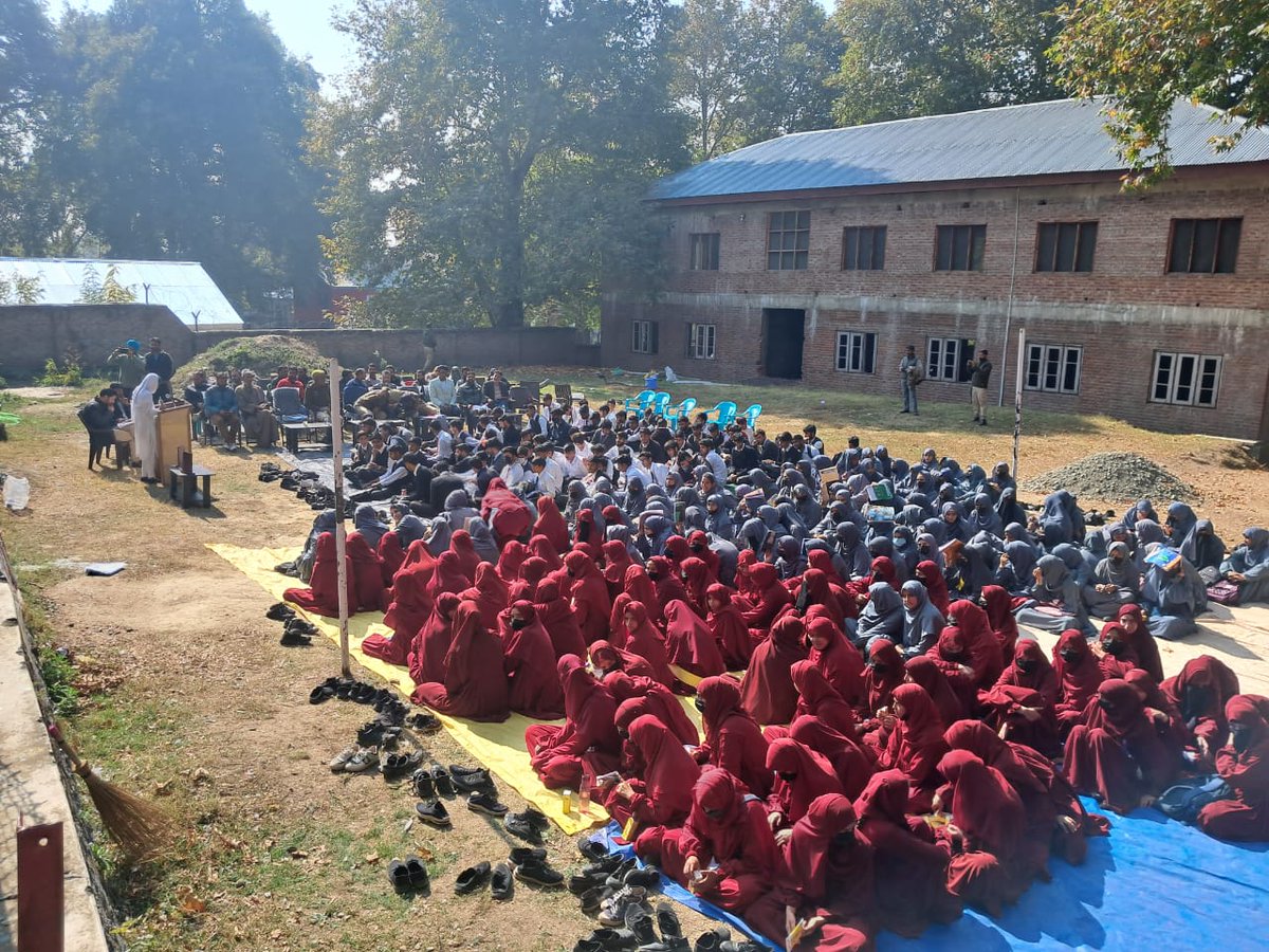 Junaidzhere's tweet photo. Police Subdivision Pahalgam organised a debate on "Role of police in Nation building" in Govt Hr Sec School Aishmuqam under the aegis of Police flag day week celebrations/ commemoration week celebrations.
#Policeflagdayweek
#Policecommemorationweek
#Policepublicrelations https://t.co/SSwgV3sB39