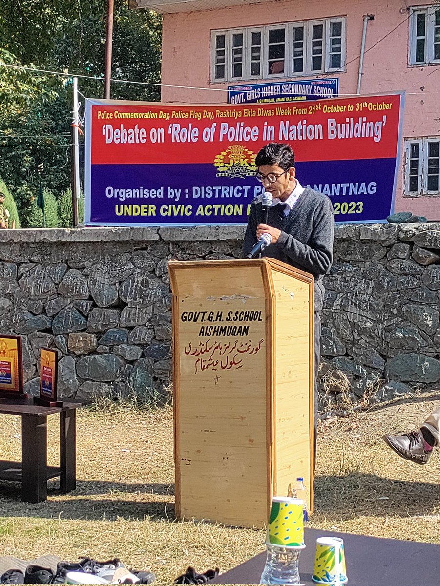 Junaidzhere's tweet photo. Police Subdivision Pahalgam organised a debate on "Role of police in Nation building" in Govt Hr Sec School Aishmuqam under the aegis of Police flag day week celebrations/ commemoration week celebrations.
#Policeflagdayweek
#Policecommemorationweek
#Policepublicrelations https://t.co/SSwgV3sB39