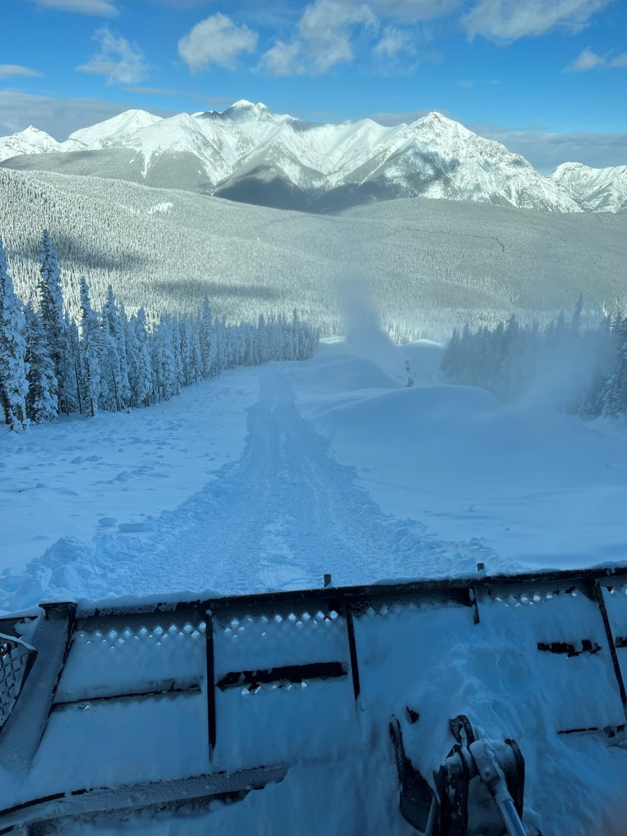 SkiNakiska's tweet image. ⛷ Breaking News 🏂

We will open for our first preview weekend this Saturday &amp;amp; Sunday!  Our first preview weekend will have intermediate/expert terrain only.  

Stay tuned for information on lifts/runs open and ticket info! ❄️❄️