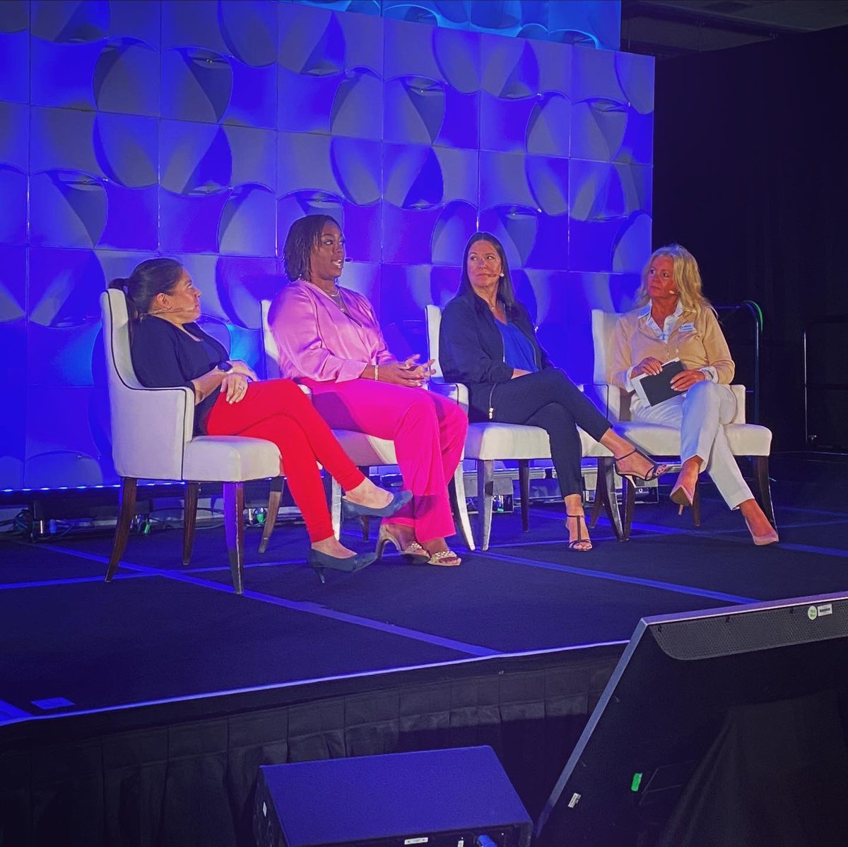 Channel_Expo's tweet photo. Lunch and the keynotes have begun at Women’s Leadership Summit, in partnership with @AllianceofCW! Onstage right now are three outstanding Channel influencers talking about how they use their influence to make a difference for others. 

#ChannelLeadershipSummit #ChannelEvents https://t.co/qr8kknnIXL