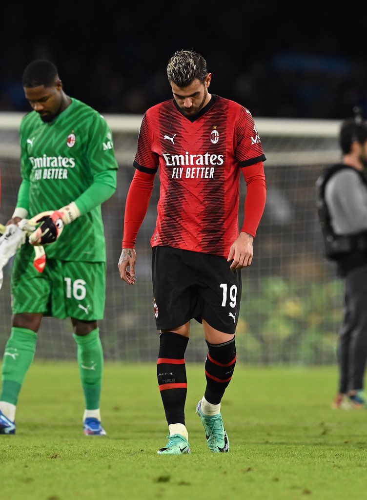 TheoHernandez's tweet photo. Mai arrendersi 👊🏼 Forza @acmilan ❤️🖤 #SempreMilan https://t.co/KrPXHEMbRA