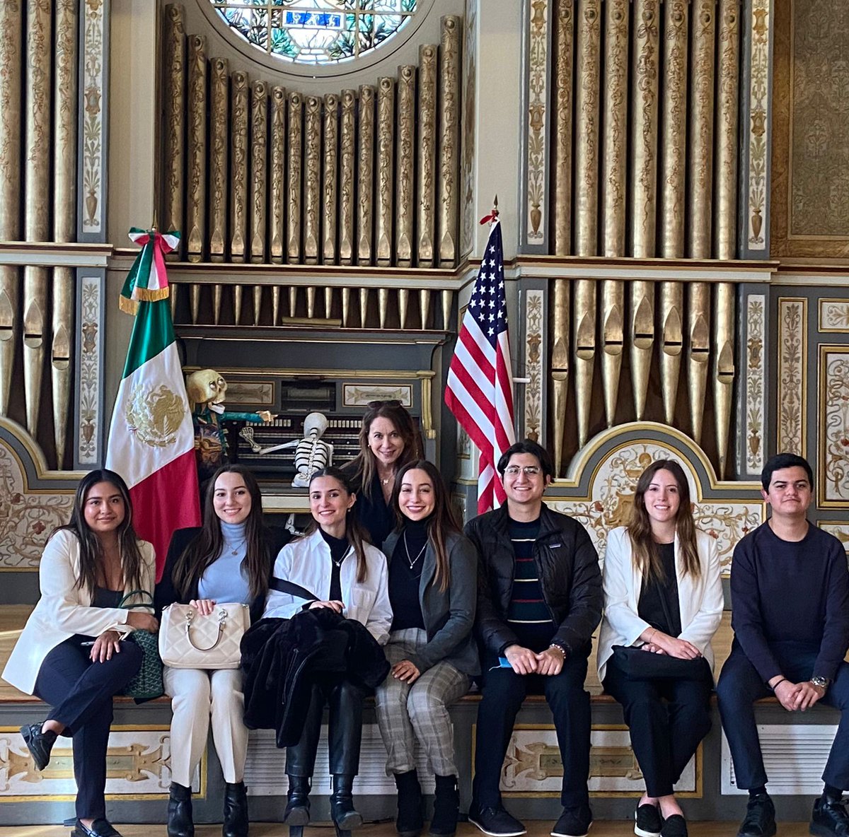 viesaudem's tweet photo. Estudiantes de Relaciones Internacionales participan en programa corto en DC y NY visitando diferentes representaciones. Los recibieron el Excmo. Embajador de México ante Estados Unidos, Esteban Moctezuma, la Excma. Embajadora Baños quien nos representa en la OEA. 🌍✈ https://t.co/emq3b6ngBS