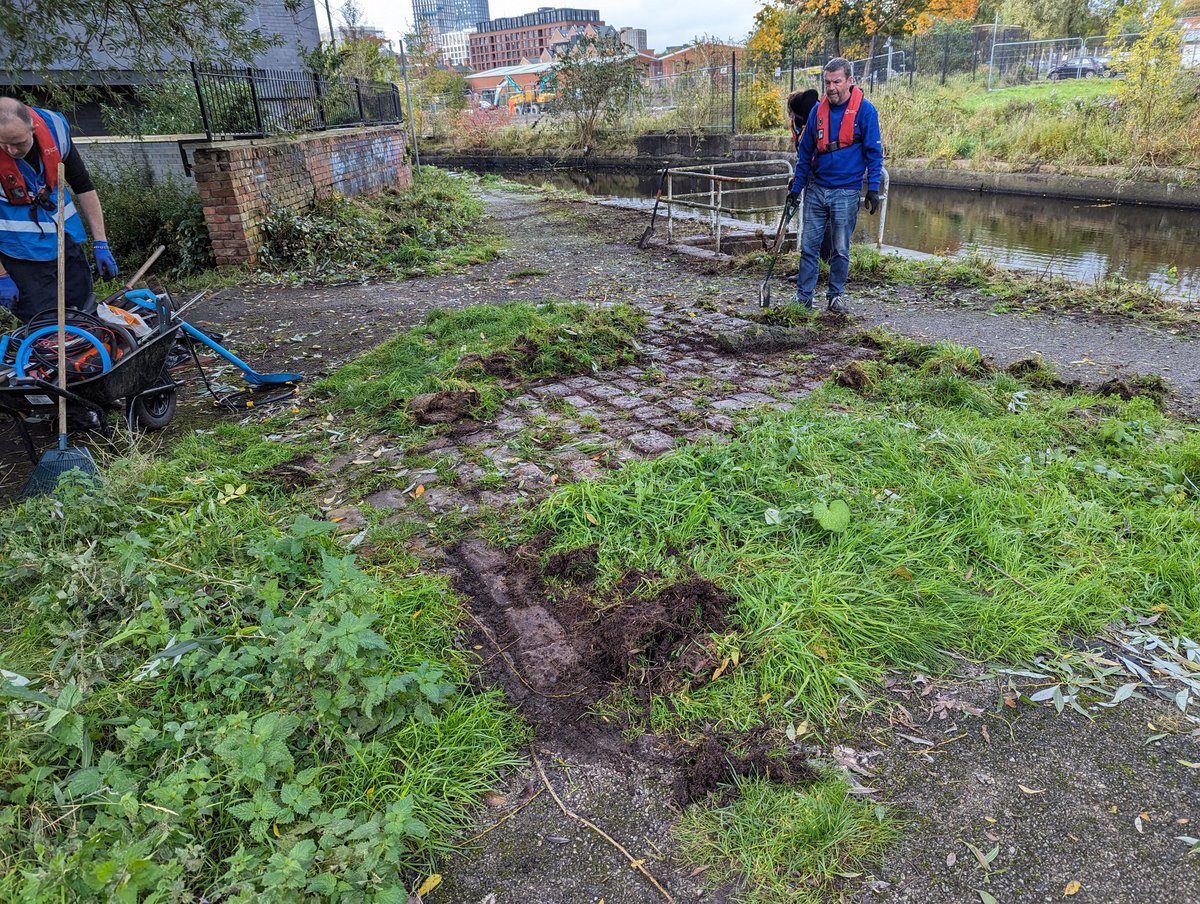 An incredible difference made by our volunteers last Friday in #Manchester keeping our canals looking clean &amp; tidy 😌

If you fancy getting involved, come along to our welcome session this Friday in Manchester to find out more 👉 canalrivertrust.org.uk/volunteer/oppo…
#volunteerbywater