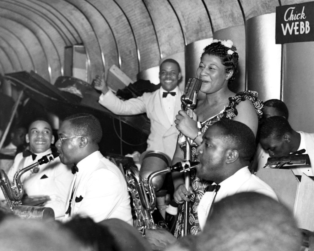 JazzRadioNow's tweet photo. This photo gives us #MondayMotivation! Ella Fitzgerald with the #ChickWebbOrchestra (c.1938). Catch them today on our Swing & Big Band or Timeless Classics channels:
https://t.co/qDrIA4W47y
https://t.co/yEz1zODmeI
•
#JazzLegends #Swing #BigBand #EllaFitzgerald #ChickWebb #Jazz https://t.co/SE8cMEMjD5