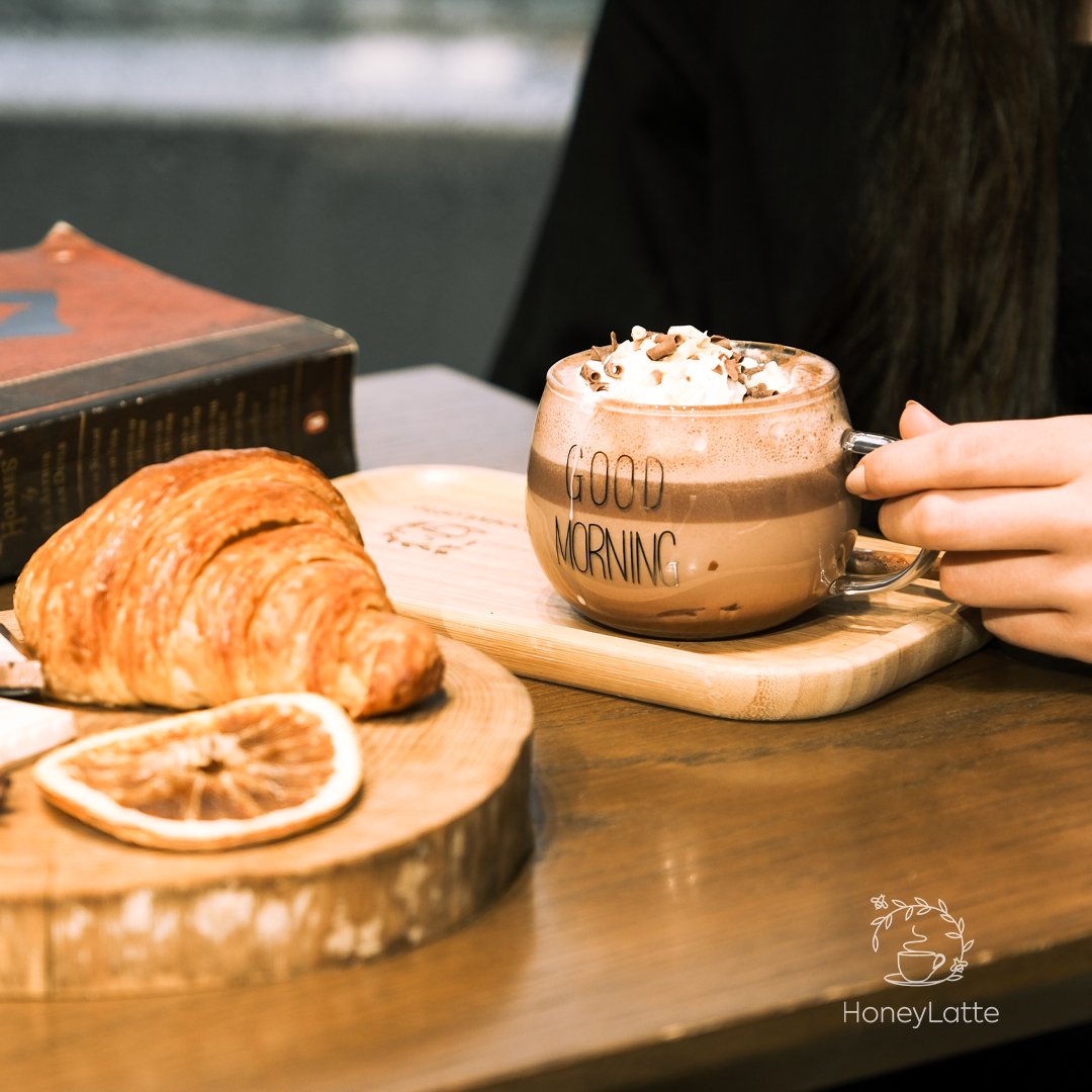Bazıları için sıcak çikolata vazgeçilmezdir. Hele ki nitelikli bir çikolatayla yapıldıysa...

Seni kaliteli bir tadıma davet ediyoruz. 🍫