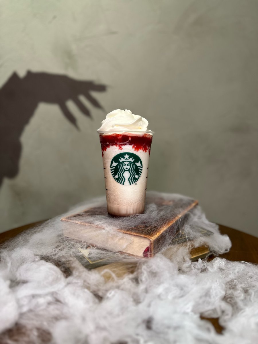 ELE VOLTOU!!! depois do sucesso do ano passado, o Frappula Frappuccino® está de volta para mais um Halloween assustador e saboroso na Starbucks 🧛💚