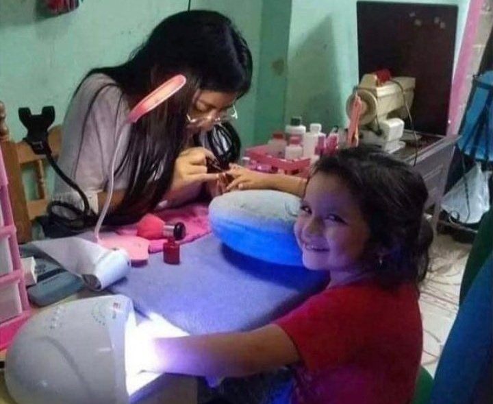 “el dinero no da la felicidad”
las mujeres cuando se arreglan las uñas