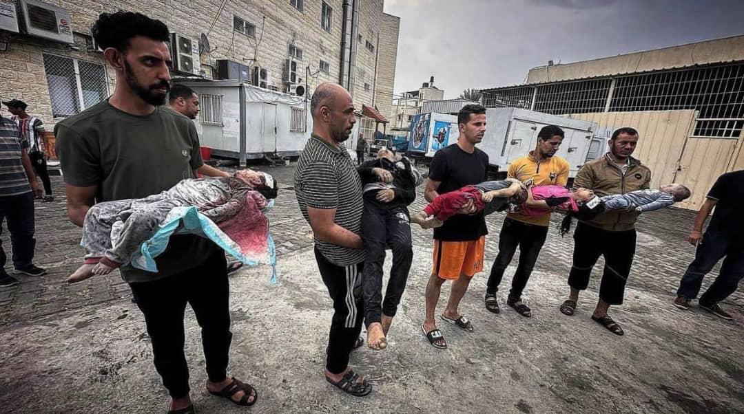 هذا هو صباح اهل غزة اليومى، اباء يحملون أطفالهم وفلذات اكبادهم ليس للذهاب بهم الى المدارس(كما اطفال العالم) بل الى لقاء الله..وجنة عرضها السموات والارض.بل ينتظر دوره حتى يتم تكفين ولده امامه
حسبنا الله ونعم الوكيل على كل من تواطئ 
#اوقفوا_الابادة_الجماعية
#نوما_هنيئا_ملوك_الطوائف