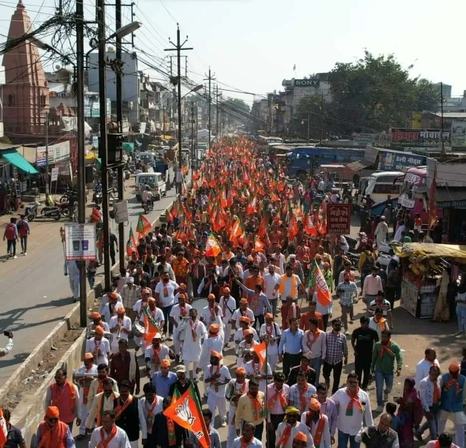BjymMandla's tweet photo. आज पूर्व राज्यसभा सांसद सुश्री @SampatiyaUikey दीदी जी ने भारतीय जनता पार्टी परिवार के वरिष्ठ जनों, कार्यकर्ता बंधुओं तथा मातृशक्ति के साथ मंडला विधानसभा क्षेत्र क्र. 107 से नामांकन दाखिल किया..

जन-जन के मन में है खुशियों की बौछार,
फिर इस बार भाजपा सरकार! https://t.co/3tYXmhz2WE
