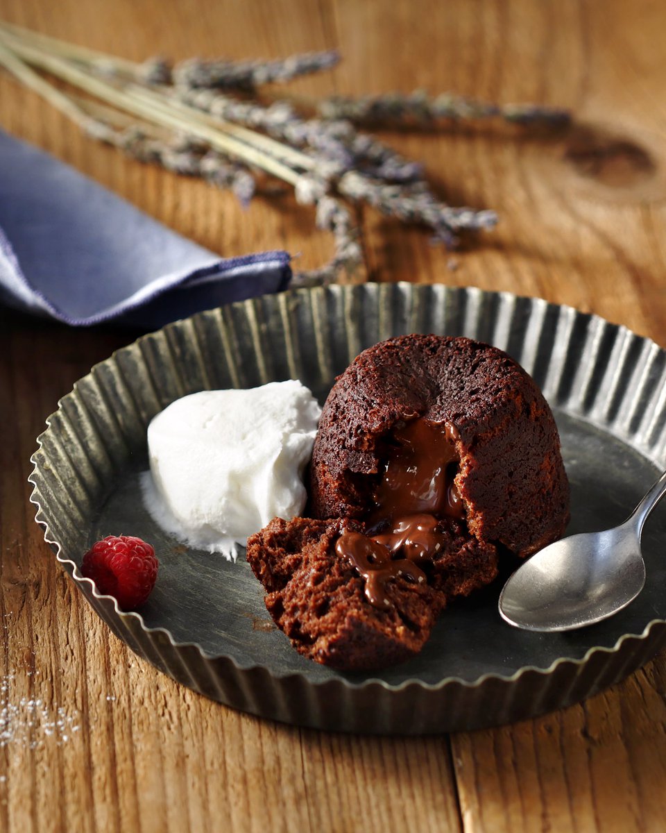 Lava cake 🌋 Το απόλυτο γλυκό με σοκολάτα.
👉 argiro.gr/recipe/lava-ca…
Είναι κέικ υγρής σοκολάτας με αφράτη υφή και λιωμένη υγρή σοκολάτα στο κέντρο του που ρέει σαν λάβα σοκολάτας!

#argirobarbarigou #lavacake #chocolate #chocolovers #argirogr #argiromystika #easyrecipes