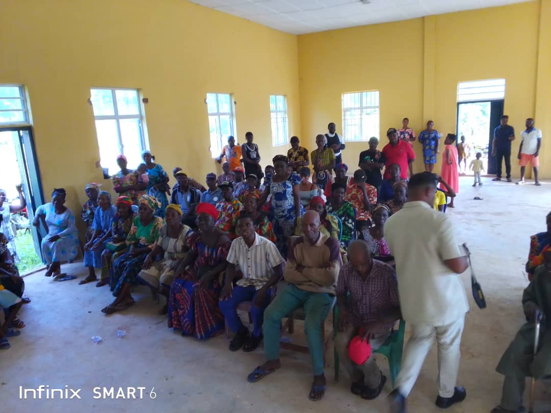 AlexisAbams's tweet photo. As the Imo 2023 guber elections draws closer the Imo state commissioner for women and gender affairs Lady Lucy Ugwu from Ideato South gathered her Ntueke kinsmen and empowered them with mats and also pleaded with them to vote @Hope_Uzodimma1 on 11/11/2023.
#TakeBackImo https://t.co/0kLd5wEjN7