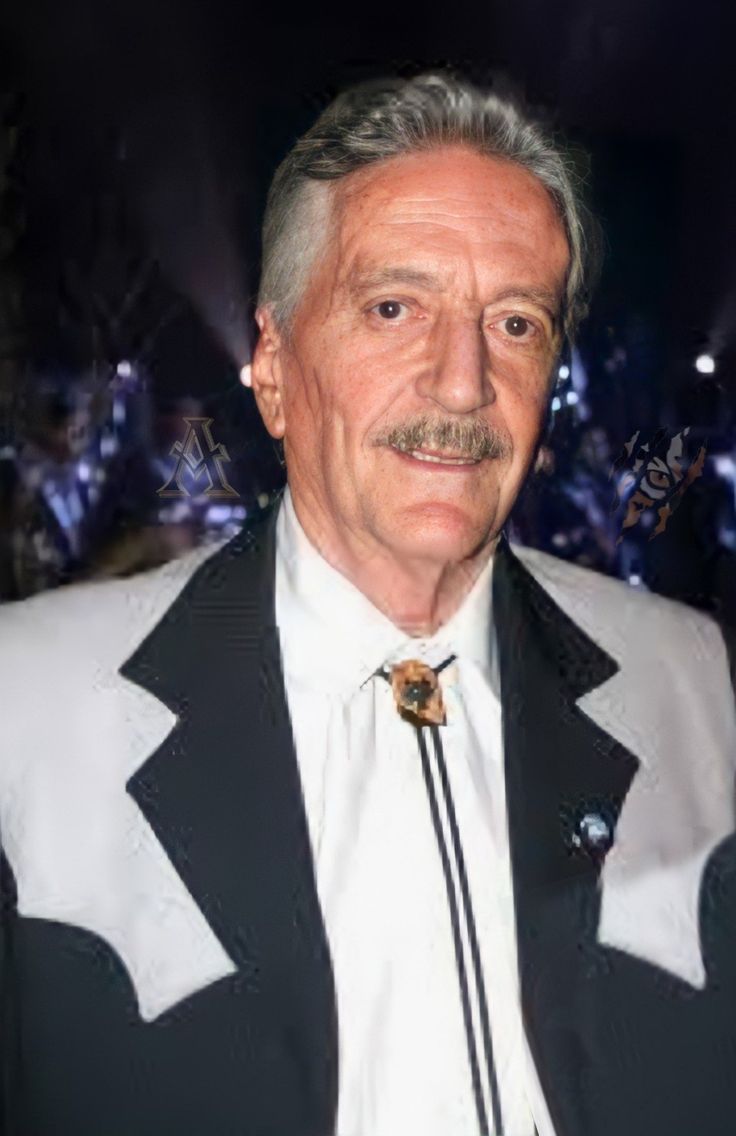lopezdoriga's tweet photo. Lamento informar el fallecimiento, a los 94 años, de Fernando Almada, inolvidable actor del cine de acción y del 'western' mexicano. Formó, junto a su hermano Mario, toda una legendaria dinastía, con más de 100 películas realizadas. 

Descanse en paz https://t.co/pfvCAOBzjt https://t.co/oCLA7rPGnc