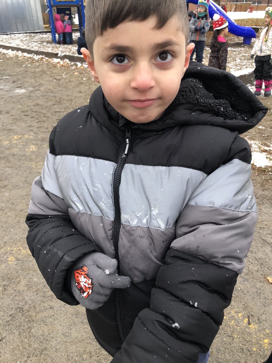MissAdamsSMY's tweet photo. #FirstSnowflake #Canada https://t.co/mBr3XJ3QNc