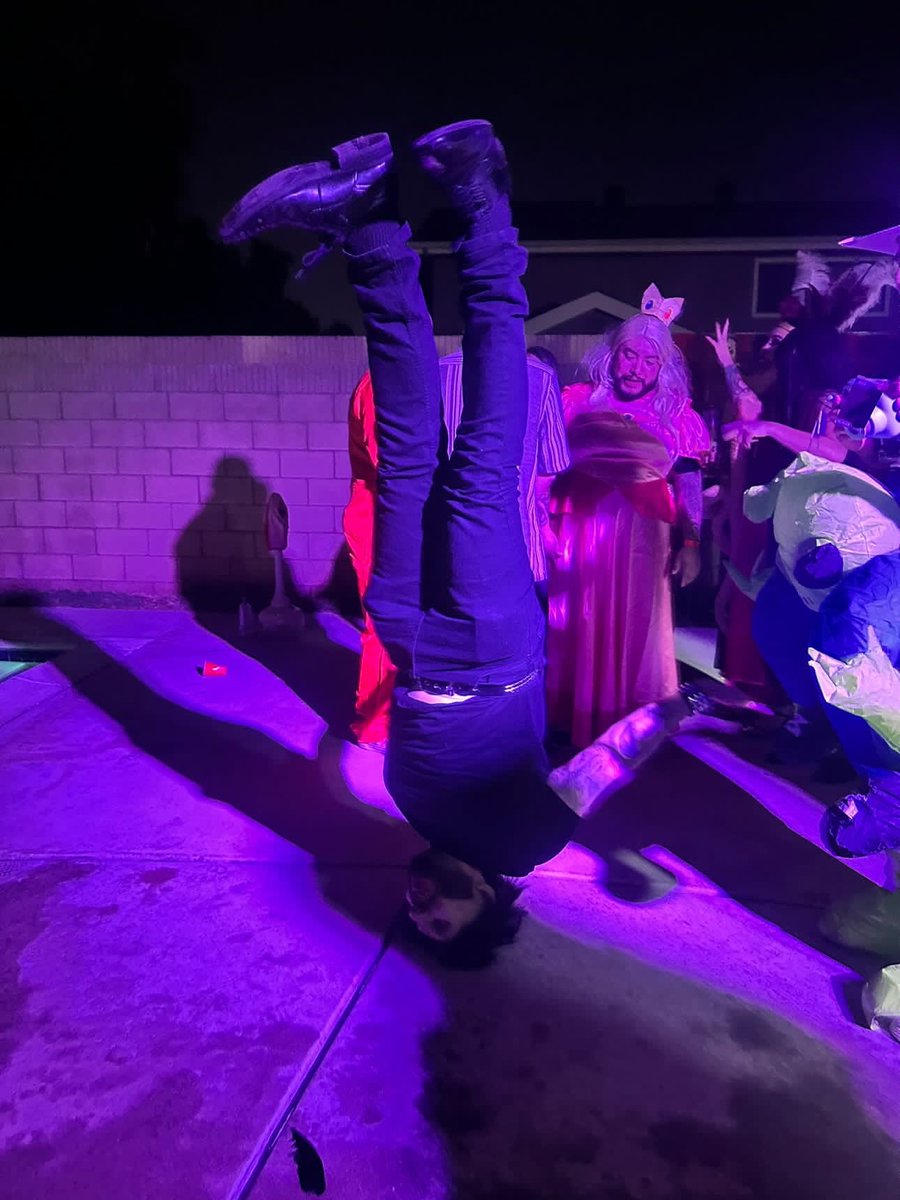 Me: I’m going to have a chill Halloween…
Also me: