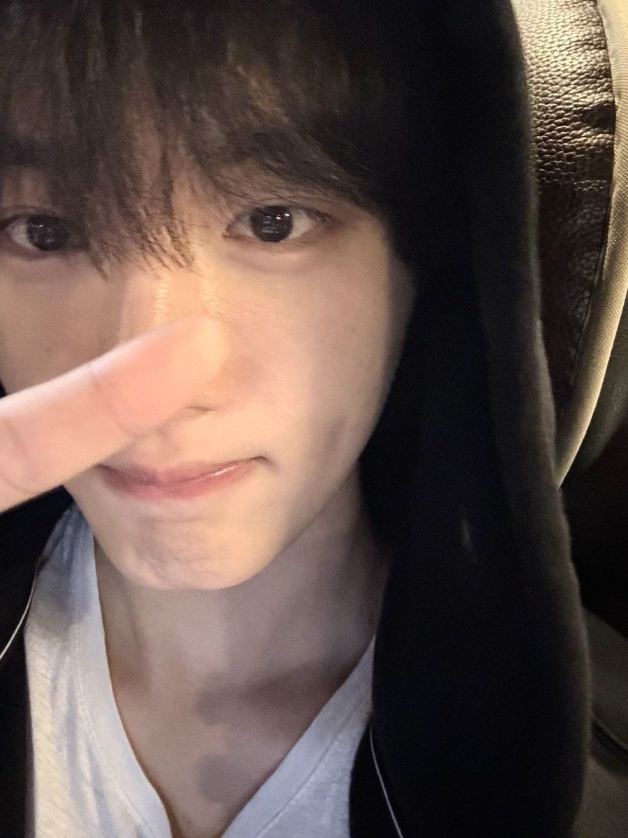 hskmails's tweet photo. ktown mirror selca pob 😮‍💨
comfy hyunsuk 🫠 https://t.co/2U9wfeTPkY