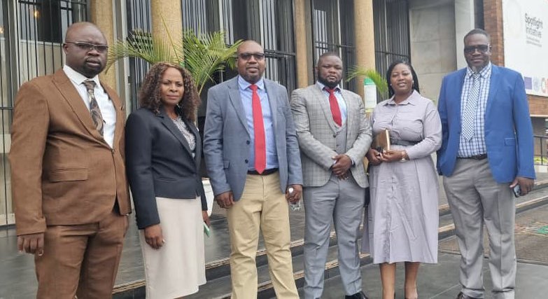 Members of @CCCZimbabwe Parliamentary Caucus led by the Chief Whip, Hon @CliffordHlatyw1 celebrated Hon @JobSikhala1 birthday 🎉 at Magistrates Court, he turned 51 today. We sang for him, he cut his cake 🎂. We thank God for Strengthening him under the difficult circumstances