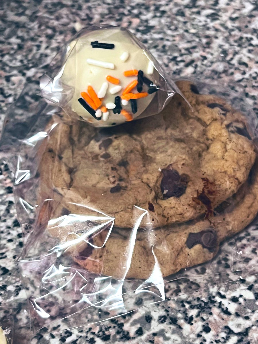 cloudlesshigh's tweet photo. 🍃 CLOUDLESS SURPRISE
 24HOUR GIVEAWAY 🍃

winner will receive:
- 1 nutella rice krispy treat
- 2pck chocolate chip cookiez 
- 1 vanilla cake pop 

rules:
- must be 21+
- must be following us! 
- rt, like, tag a friend! 

ENDS TOMORROW (TUESDAY) @ 1pm est 💖 good luck! https://t.co/Pg42fPBQg2