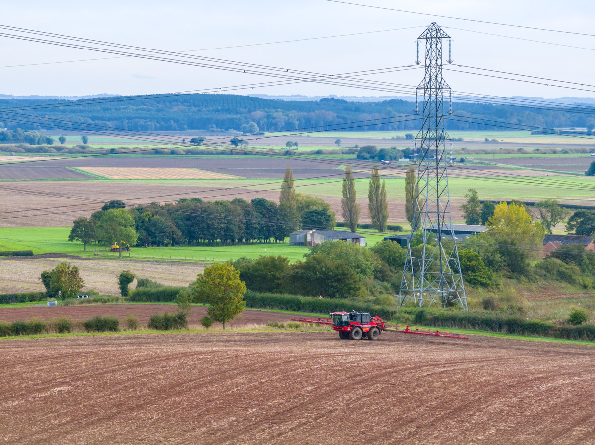 Here’s Kieran chasing down the drill with the pre-emergence sprays the other week. Pre em is crucial in the battle against weeds, a well applied pre em really does give us a head start, and lets the crops get going ahead of the competition.

#Rockscape #BritishFarming #PreEm