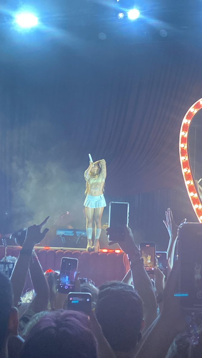 feelsprfct's tweet photo. @SabrinaAnnLynn saw her live in london !!!!! https://t.co/2Fz1E4T4zD